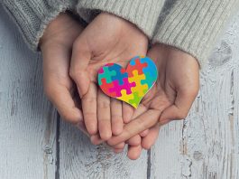 Alesp derruba veto de Tarcísio e mantém laudo permanente para autistas